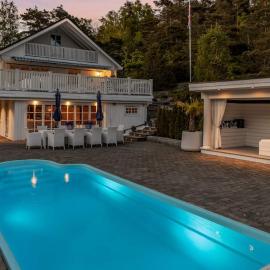Spacious villa with heated pool and stunning view，位于Tokenes的酒店