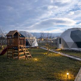 Sun Garden Glamping Domes，位于克利默内什蒂的酒店