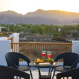 Alaya Stays Parvam Retreat 2-BHK Villa With Private Pool, Garden, Terrace & Aravali Hill Views，位于Thūr的酒店