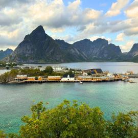 Sakrisøy Rorbuer，位于雷讷的酒店