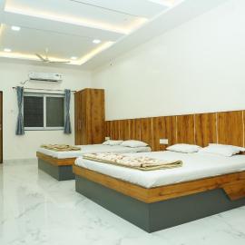 Hotel Shriram Nivas & Yatri Nivas，位于Aundah的酒店