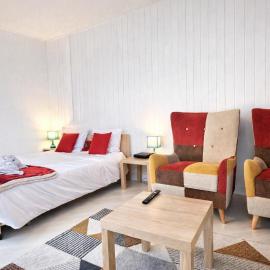 5 Mins to Train Station - Free Parking - DisneyLand - Escapade Perchée，位于Pomponne的酒店