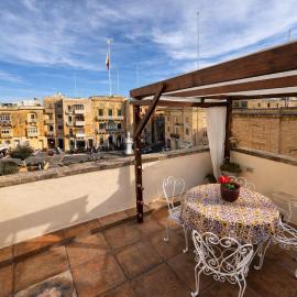 Birgu Square Townhouse, Rooftop & 3 Bathrooms，位于比尔古的酒店