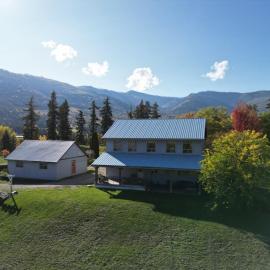 Relaxing Blue House in the country 8 min to Lake，位于Sorrento的酒店