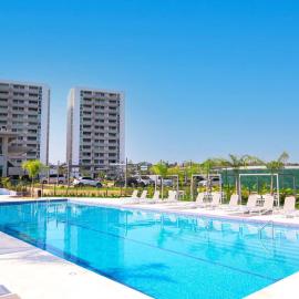 Stylish studio with gym, padel court and pool，位于Limpio的酒店
