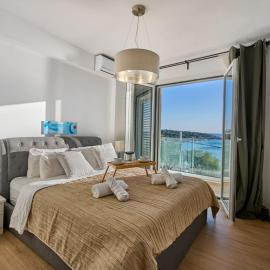 AZURE Riviera Apartment by Anastassiadis Hospitality，位于萨罗尼扎的酒店