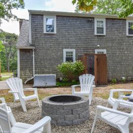 Great Home with Game Space 0 8 miles from Cooks Brook Beach，位于伊斯特姆的酒店