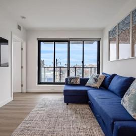 Exquisite 2 Bed Condo near DT Core WFree Parking，位于卡尔加里的酒店