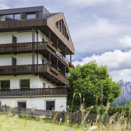 Hotel Strobl，位于塞斯托的酒店