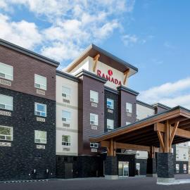 Ramada by Wyndham Revelstoke，位于雷夫尔斯托克的酒店