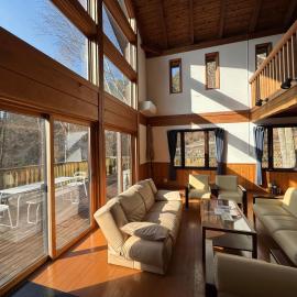Cabin B vacation house rental Mt Fuji View 3 min lake Saiko 5min drive Lake Kawaguchi，位于富士河口湖的酒店