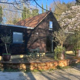 One bedroom converted barn - entire property，位于Burwash的酒店