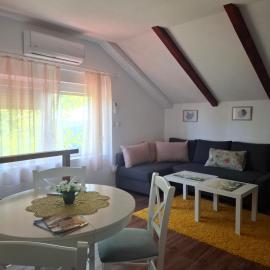 Agroturizam Na Malenom brijegu IVANČICA，位于Veliki Grđevac的酒店