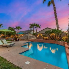 Pet-Friendly 4BR Oasis - Heated Pool Firepit & BBQ，位于钱德勒的酒店