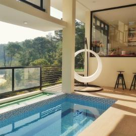 Glass & Green Perch Full Home with Heated Pool，位于碧瑶的酒店