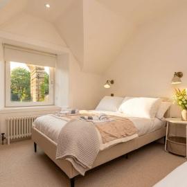 Luxe 2BR Cottage Near Edinburgh with Hot Tub - Sleeps 6 - Free Parking - Wi-Fi，位于达尔基斯的酒店