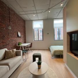 Bright apartment in Bree with terrace，位于布雷的酒店