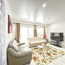 Spacious 2 BR Suite with Parking, Backyard & Desk，位于多伦多的酒店
