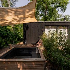 Luxe Hottub Japandi Tiny house in het Bos，位于宁斯佩特的酒店