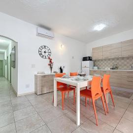 Spacious 3BR Apartment in Historic Birgu, AC & WiFi，位于比尔古的酒店