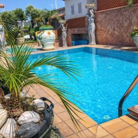 Hotiday Villa Neptunus，位于福利奥-伊斯基亚的酒店