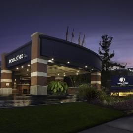 DoubleTree by Hilton Akron Fairlawn，位于费尔劳恩的酒店