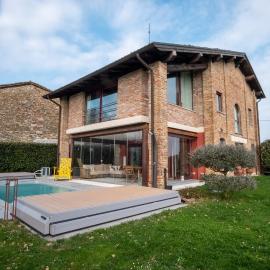 GuestHost - Casa delle Querce Villa with Pool，位于Gropparello的酒店