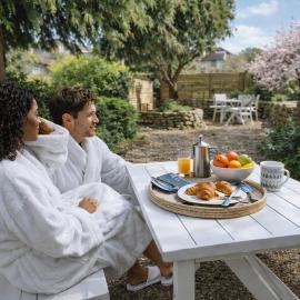 Heron Stays Bath- Boutique Period Properties, 7 Bedrooms, Parking for 4 Cars, Just 3 Miles to Bath Central, Sleeps 15