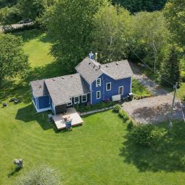 Summer Farmhouse-Hottub, Stargazing, BBQ-Sleeps 8，位于Colborne的酒店