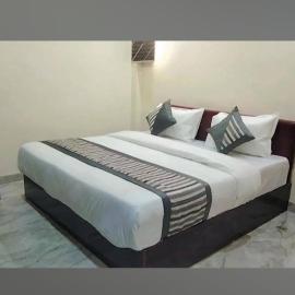 HoTEL DARBAR PALACE,位于Dewās的酒店