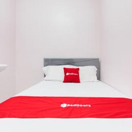RedDoorz at Terus Manis Suryakencana，位于Sawah的酒店