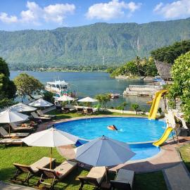 Zoé’s Paradise Waterfront Hotel，位于图克图克的酒店