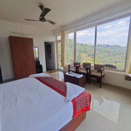 Holidayz by Stayz Royale Munnar - Misty & Sunrise Experience，位于蒙纳的酒店