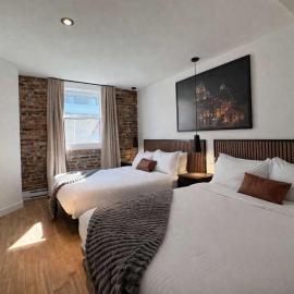 Room with 2 Queen-Size Beds Downtown Quebec，位于魁北克市的酒店