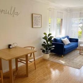 A Cozy 1BR in Cronulla Walk to Beach & Shops，位于克罗纳拉的酒店