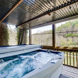 Hot Tub, Trails, Views! Little River Retreat，位于汤森德的酒店
