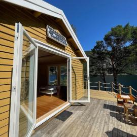 Cabin with boat close to the sea, Hitra municipality，位于Hitra的酒店