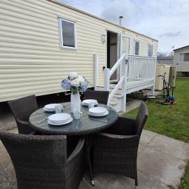3BR Family Caravan Steps Away From Beach With Free WiFI, Smart TV & Fishing Lake, Arcades，位于伯翰姆昂斯的酒店