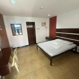 RedDoorz at 3Ms Tourist Inn，位于Buaya的酒店