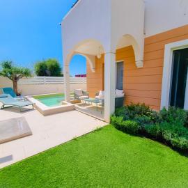 Calypso Luxury Pool&Spa，位于普拉的酒店