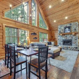1 Mi to Cle Elum Lake! Family Cabin w/ Game Room，位于罗纳德的酒店