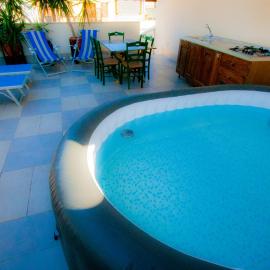 Old Style by the sea, roof terrace with pool and kitchen, Ladispoli