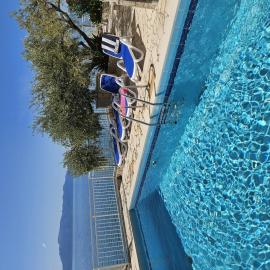 Apartments and rooms with a swimming pool Brist, Makarska - 15620，位于布里斯特的酒店