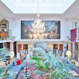 Historic Cinema Suite with Private Art Collection - Basel，位于巴塞尔的酒店