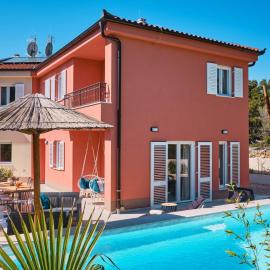 Villa Miholascica 1 on Island Cres by Villas Guide，位于茨雷斯的酒店