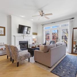 Heart of East Village 2-Bed 2-Bath Peaceful Oasis condo，位于芝加哥的酒店