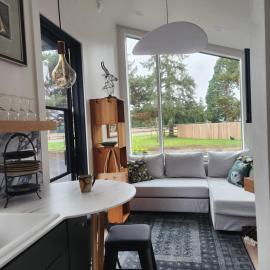 The Roost at Hidden Owl Farmstead - Luxury 1 Bdrm Cottage near Wineries and Lake，位于尤金的酒店