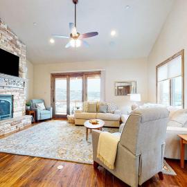 Exquisite mountainside townhome with 12-seat hot tub lake views & pool table，位于希伯城的酒店