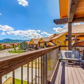 Stunning dog-friendly mountain condo with hot tub gas grill & AC，位于Kamas的酒店