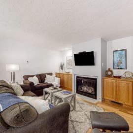 Walkable dog-friendly condo with balcony steps from Old Town Lift，位于帕克城的酒店